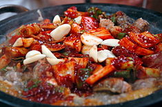 Kkomjangeo bokkeum (꼼장어 볶 음 ), 韩国的炒鱼菜,用哈鱼Eptatretus burgeri制作。
