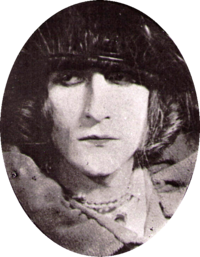 Portrét Duchampa jako "Rrose Sélavy" od surrealisty Mana Raye. Všimněte si, že "Sélavy" zní jako C'est la vie (to je život!).