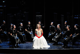 Lady Macbeth din districtul Mtsensk la Teatro Comunale Bologna, decembrie 2014, Svetlana Sozdateleva în rolul Katerina L'vovna Izmailova, regia Dmitri Bertman, Opera Helikon din Moscova.