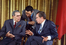 Leonid Brejnev și Richard Nixon în timpul vizitei lui Brejnev la Washington din iunie 1973; aceasta a fost un moment de vârf în detensionarea relațiilor dintre Statele Unite și Uniunea Sovietică.  