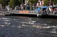 Vuoden 2007 Liffey-uinti ohittaa Dublinin rantakadun.  