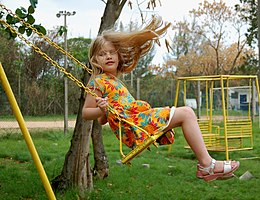 Las cadenas del columpio sostienen el peso de la niña. Si uno se colocara detrás de ella y tratara de detenerla, estaría actuando contra su inercia. Esta inercia proviene de su masa, no de su peso.  