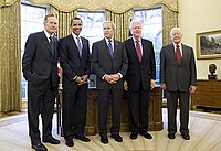 Bush sammen med alle nulevende tidligere præsidenter, herunder hans far George H. W. Bush, januar 2009  