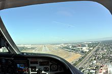 Pista 30 dell'aeroporto di Long Beach, finale corto.