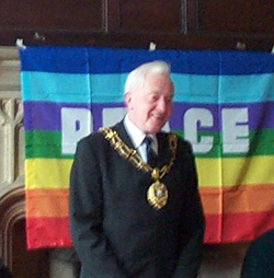 28の都市にしかない、儀礼的な市長（Lord Mayor）。パトリック・ジョン・スタナード（オックスフォード市長）、2004年、その鎖を身につける
