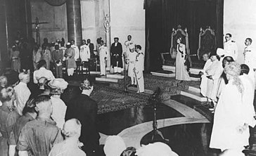 Lord Mountbatten îl învestește pe Jawaharlal Nehru ca prim-ministru al Domeniului Indiei la 15 august 1947.