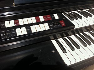 Lowrey Holiday Deluxe Model LSL (1961) are un difuzor Leslie încorporat.  