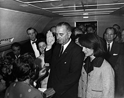 Vicepresident Lyndon Johnson wordt beëdigd als president nadat president John F. Kennedy is vermoord (1963).