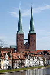 The island location of the old town with intensive use of the river banks leads many residents to a special identification with their residential area, here An der Obertrave not far from the cathedral (2007).