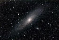 Šioje Andromedos galaktikos nuotraukoje Messier 32 yra į kairę nuo centro.