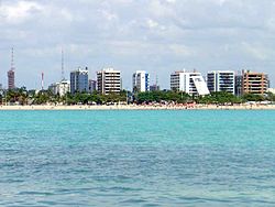 Pajussara plajından Maceio silüeti