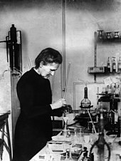 Marie Curie, kuuluisa puolalainen kemisti ja kaksinkertainen Nobel-palkinnon saaja.