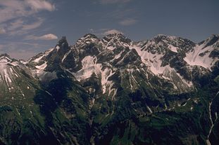 De izquierda a derecha: Trettachspitze, Mädelegabel, Hochfrottspitze, Bockkarkopf, Wilder Mann
