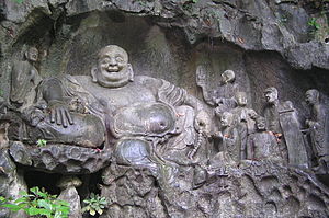Maitreya con i seguaci, come mostrato nelle grotte di Feilai Feng in Cina