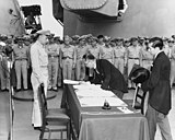 Den japanske udenrigsminister Mamoru Shigemitsu underskriver kapitulationen på USS Missouri den 2. september 1945