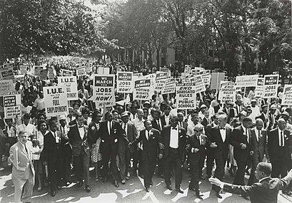 Marchers head toward the Lincoln Memorial