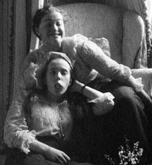 Marile Ducese Maria și Anastasia fac fețe pentru aparatul de fotografiat în captivitate la Tsarskoe Selo în primăvara anului 1917.  