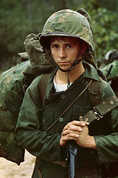 Denne marineinfanterist er for ung til at stemme og kæmper i Vietnam  