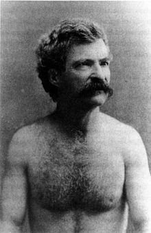 Un homme avec des cheveux sur la tête, le visage et le corps.