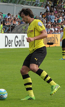 Hummels v akci za Borussii Dortmund v roce 2013  