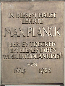 O placă comemorativă pentru Max Planck cu ocazia descoperirii constantei lui Planck, în fața Universității Humboldt din Berlin. Traducere în limba engleză: "Max Planck, descoperitorul cuantei elementare de acțiune h, a predat în această clădire din 1889 până în 1928."  