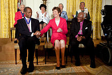 Poitier, Mary Robinson og Desmond Tutu ved modtagelsen af præsidentens frihedsmedalje, 2009