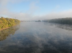 Niebla sobre el río.  