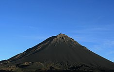 Vârful Pico do Fogo, cel mai înalt vârf din arhipelagul Capului Verde, situat pe insula Fogo  