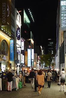 Una calle comercial de Myeong-dong de noche