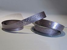 Ruban perforé en Mylar, pour applications industrielles, 1979. Le Mylar est plus robuste que le papier.