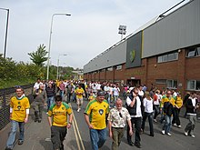 Fans går langs den vej, som stadion har fået sit navn efter  