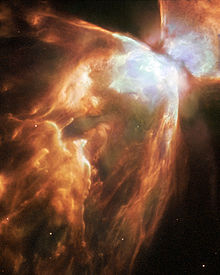 Nebula NGC 6302. A cor vermelha é causada pelo nitrogênio ionizado.