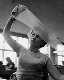 Nylonstrømper, der inspiceres i 1954.