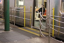 Un pequeño andén móvil rellena un hueco en una estación curva  