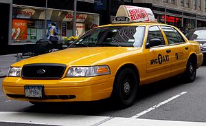 Taximetrul Ford Crown Victoria galben din New York.