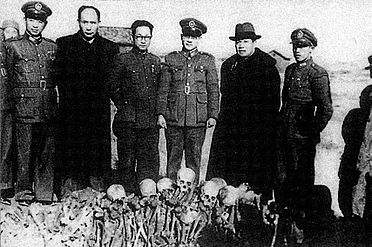 The Nanjing Tribunal looks at the skeletons of massacre victims (1946)