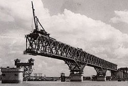 Il ponte sul fiume Nanjing Yangtze, quando era in costruzione
