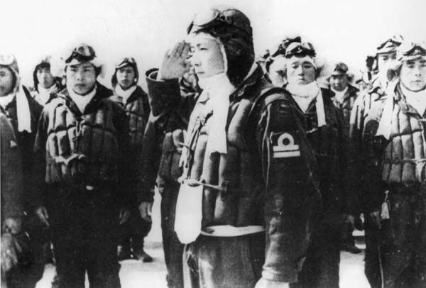 Pilot kamikadze dostáva svoje posledné rozkazy.