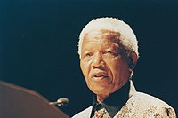 Mandela pitämässä puhetta Peacock-teatterissa Lontoossa, Englannissa, huhtikuussa 2000.  