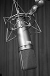 Neumann U87 kondensatorinis mikrofonas.