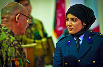 Nilofar Rahmani acepta sus alas de piloto en una ceremonia en mayo de 2013.  
