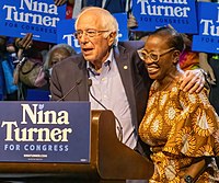 Sanders haciendo campaña con Nina Turner para su campaña al Congreso en Ohio, julio de 2021  