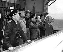 Generálporučík Omar Bradley (druhý zleva) a další vyšší důstojníci na palubě USS Augusta během invaze v Normandii.