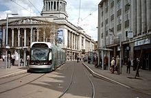 La casa popolare e un tram nella piazza del mercato di Nottingham.