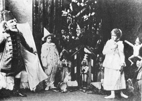 Pirmajame spektaklyje septyniolikmetis Sergejus Legatas vaidino Riešutininką, dvylikametė Stanislava Stanislavovna Belinskaja - Klarą, o nenustatytas vaikas šokėjas - Meduolį.