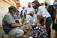 Ocasio-Cortez con el presidente Joe Biden, los senadores Chuck Schumer y Kirsten Gillibrand y la gobernadora Kathy Hochul visitando a los residentes de Queens tras el huracán Ida, septiembre de 2021
