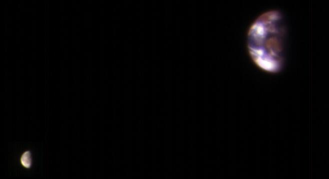 La Terra e la Luna viste da Marte, a 205 milioni di chilometri di distanza (confronto simulato; MRO; HiRISE]; novembre 2016)