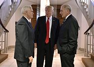 Trump și vicepreședintele Mike Pence discutând cu secretarul John F. Kelly despre imigrație, ianuarie 2017  