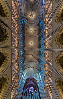 Vault in the nave (slightly distorted due to the slightly offset columns)