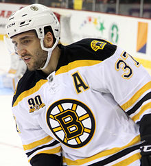 Patrice Bergeron, capitão suplente do Boston Bruins e o capitão suplente mais antigo da liga, servindo nessa função desde 2006